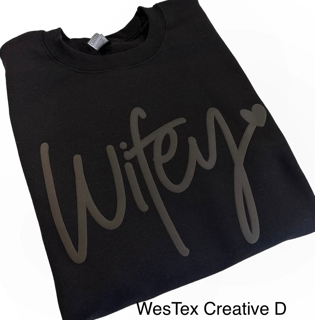 WIFEY PUFF PRINT- SHORT SLEEVE - BLACK